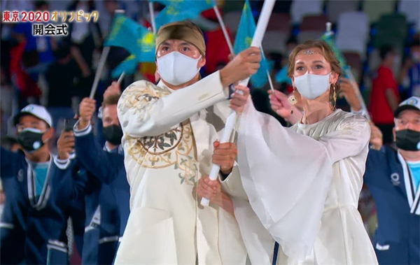 哈薩克斯坦女旗手仙女顏值：摘掉口罩後畫風突變 - 幫趣