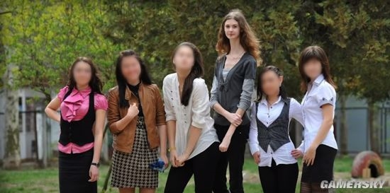 烏克蘭女孩脖子長18CM走紅：神似女版「路飛」