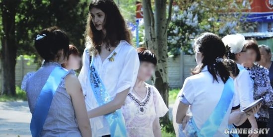 烏克蘭女孩脖子長18CM走紅：神似女版「路飛」